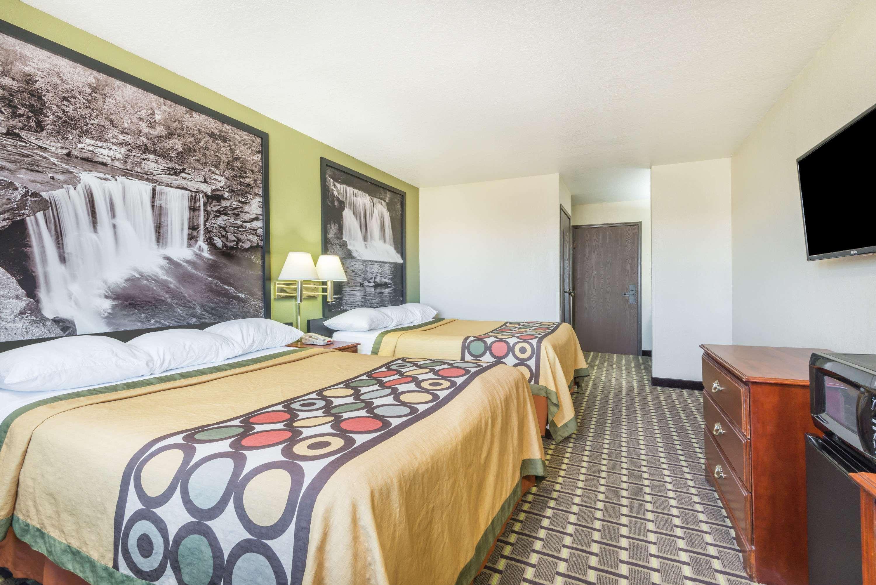 Super 8 By Wyndham Madison In Hotel Exterior photo