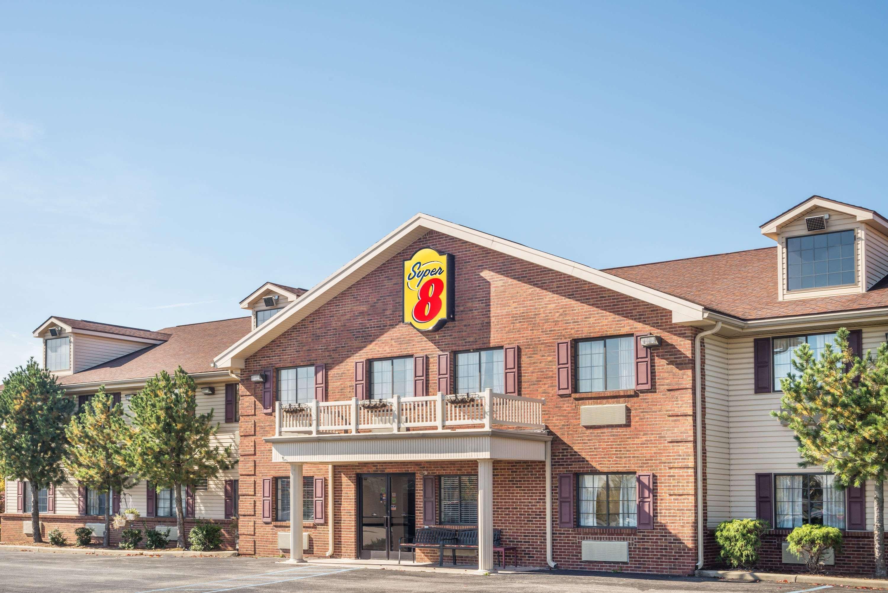 Super 8 By Wyndham Madison In Hotel Exterior photo