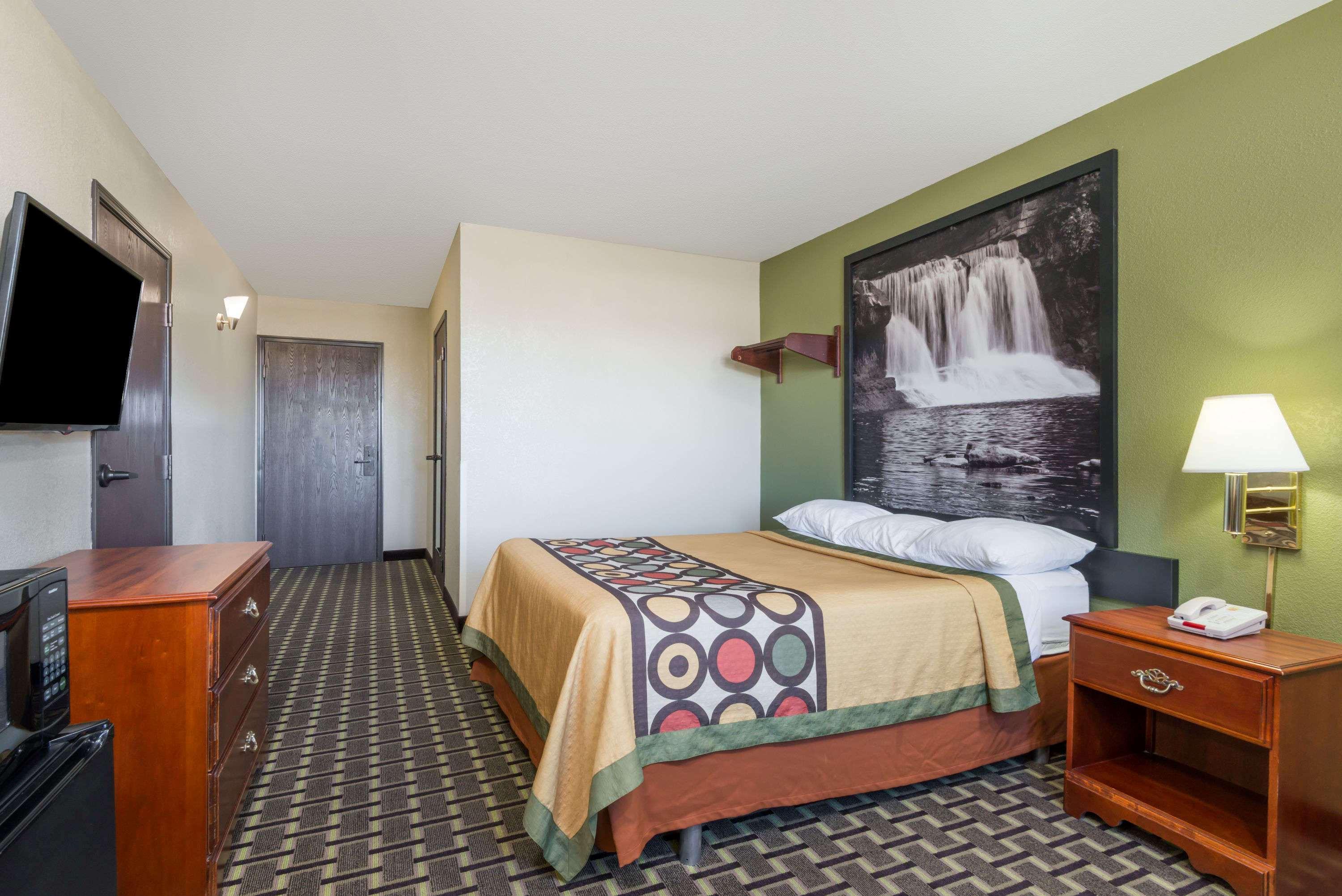 Super 8 By Wyndham Madison In Hotel Exterior photo