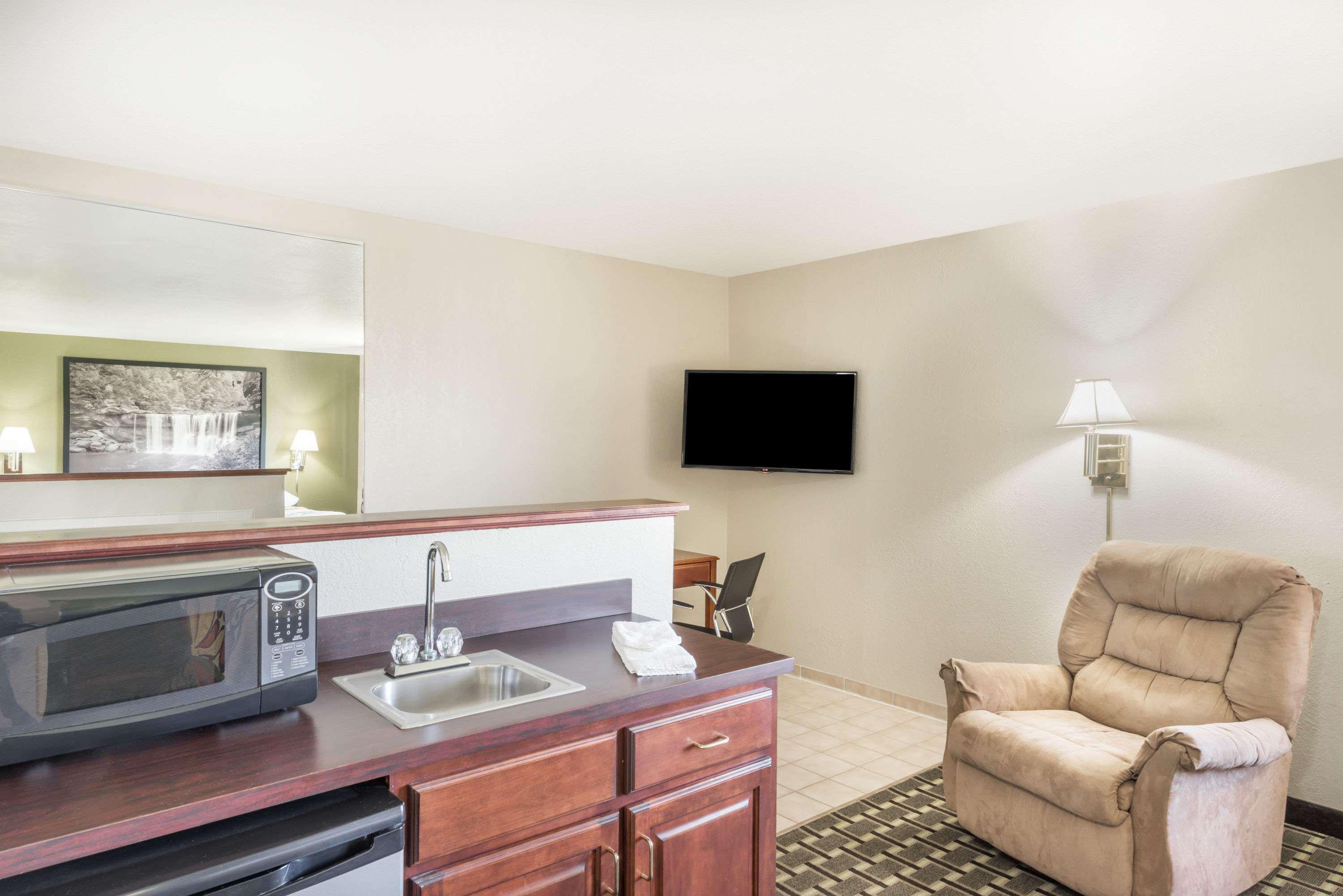 Super 8 By Wyndham Madison In Hotel Exterior photo